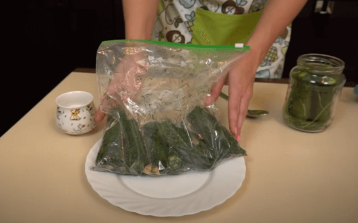 Малосольні огірки в пакеті швидкого приготування